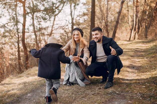 Jolie famille jouant dans un parc