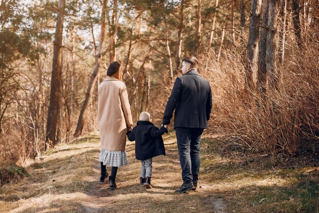 Jolie famille jouant dans un parc