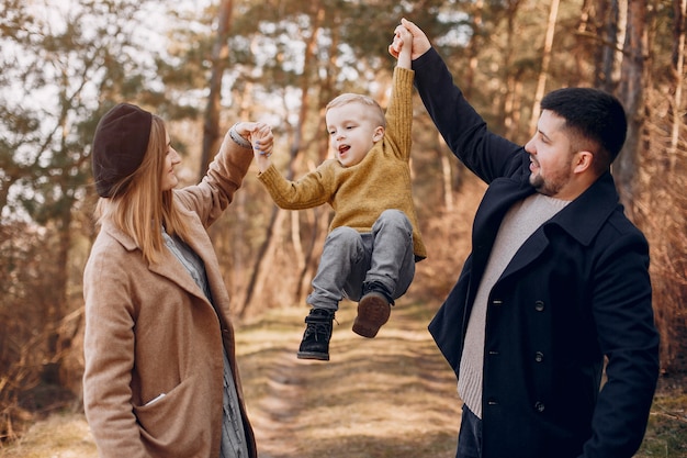 Jolie Famille Jouant Dans Un Parc