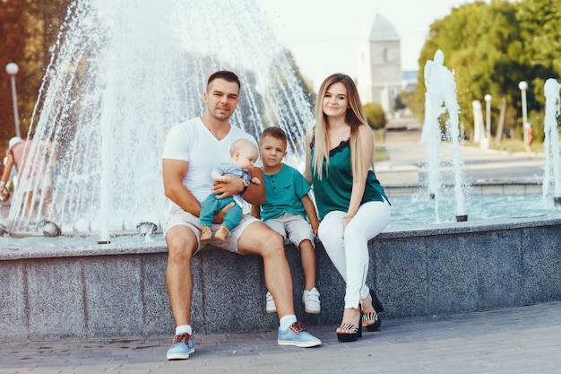 Jolie famille jouant dans une ville d'été