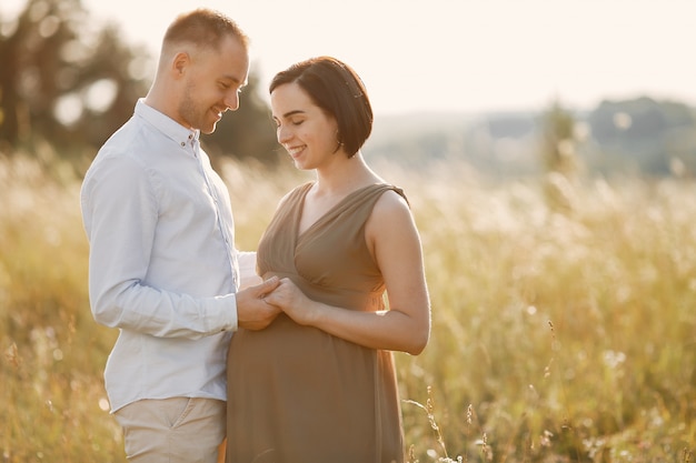 Photo gratuite jolie famille passe du temps dans un champ d'été