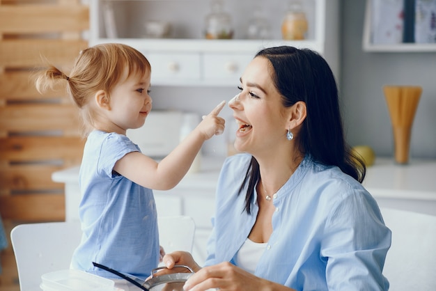 Jolie famille prépare le petit déjeuner dans une cuisine