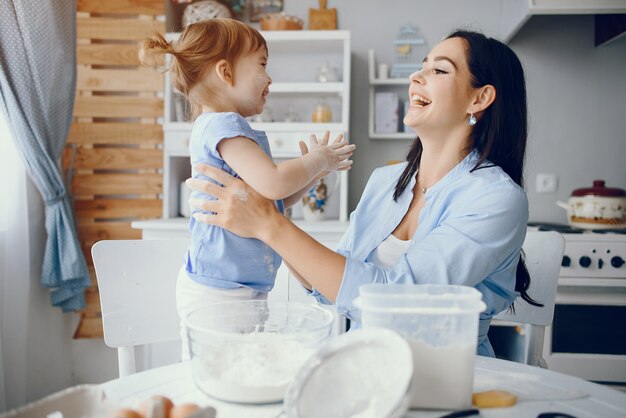 Jolie famille prépare le petit déjeuner dans une cuisine