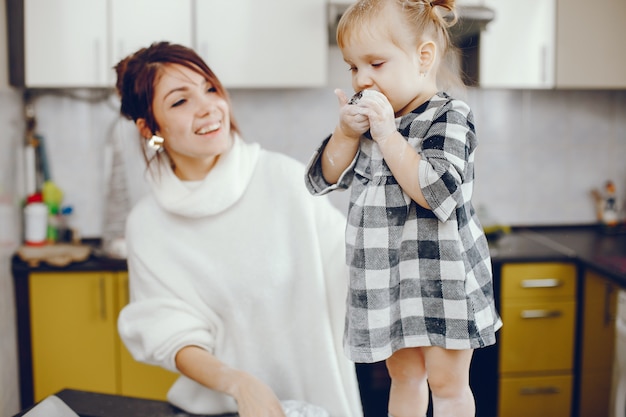 Jolie famille prépare le petit déjeuner dans une cuisine