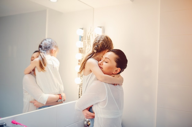 Jolie famille s&#39;amuser dans une salle de bain