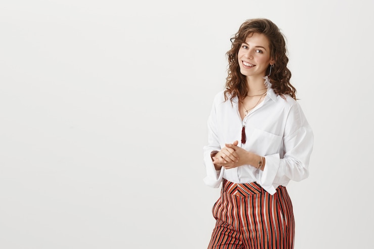 Photo gratuit jolie femme d'affaires souriante