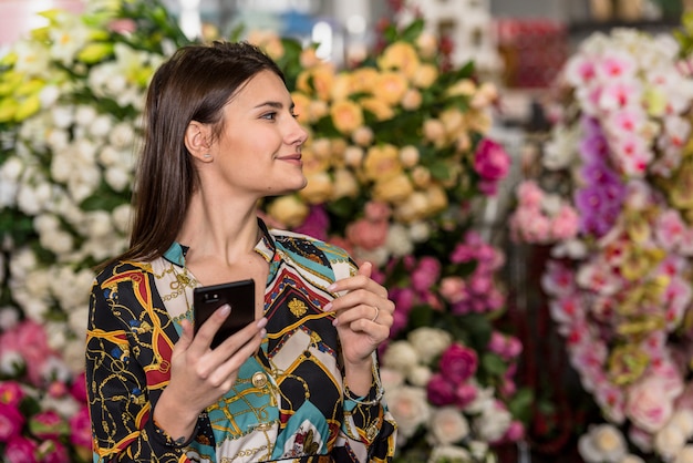 Jolie femme à l&#39;aide de smartphone en serre