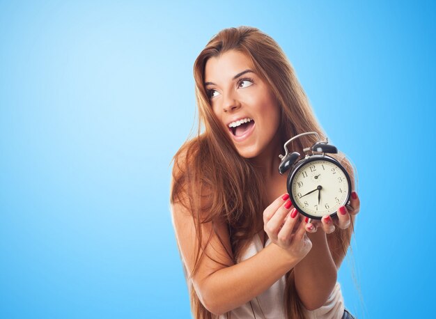 Jolie femme appréciant le matin avec réveil