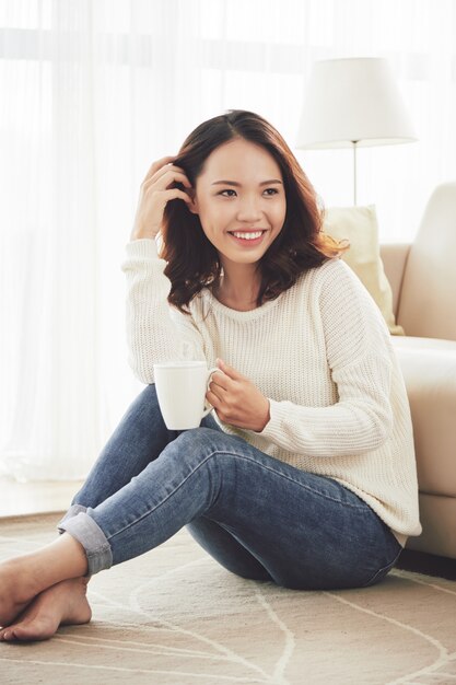 Jolie femme, apprécier, tasse café