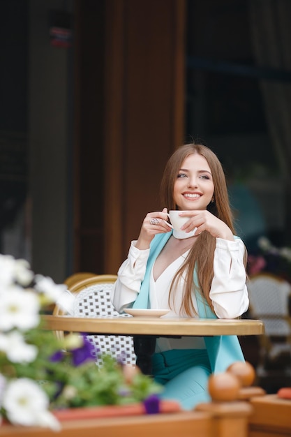 Jolie femme au café avec café