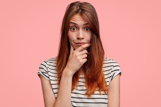 Jolie femme au gingembre avec t-shirt rayé