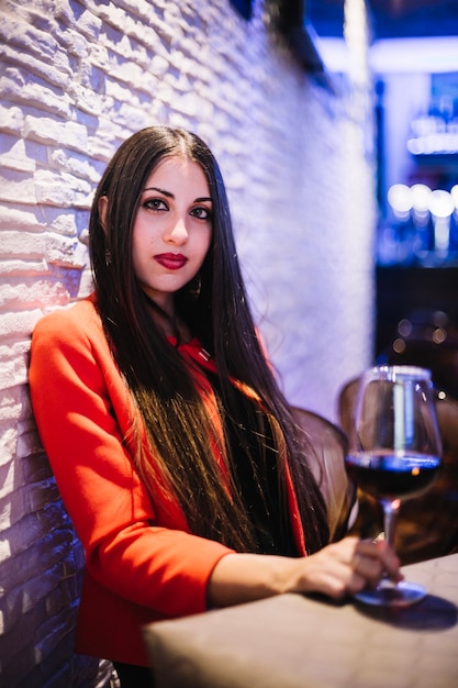 Jolie femme au restaurant