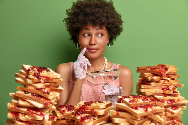 Jolie Femme Aux Cheveux Afro Entourée De Sandwiches En Gelée De Beurre De Cacahuète