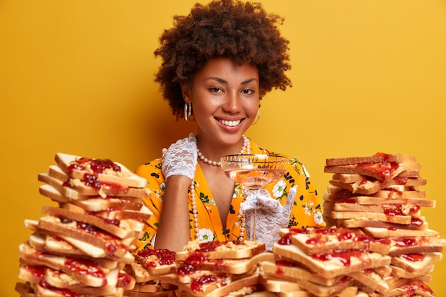 Jolie Femme Aux Cheveux Afro Entourée De Sandwiches En Gelée De Beurre De Cacahuète