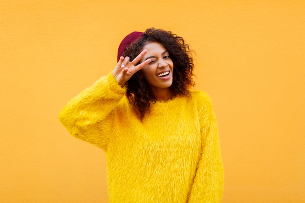 Jolie femme aux cheveux ondulés