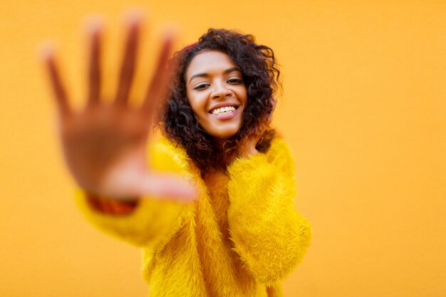 Jolie femme aux cheveux ondulés