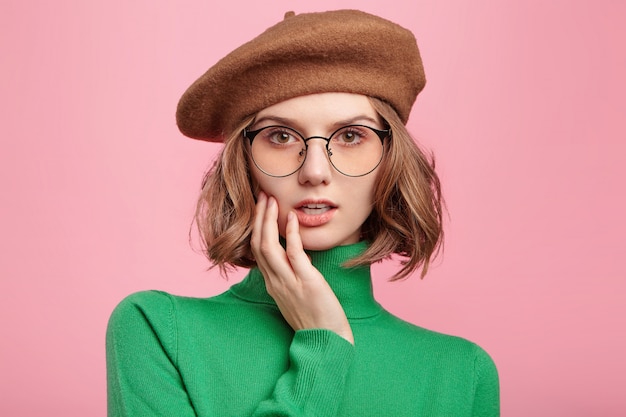 Jolie femme en béret et pull à col roulé