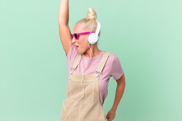 Jolie femme blonde écoutant de la musique avec un casque