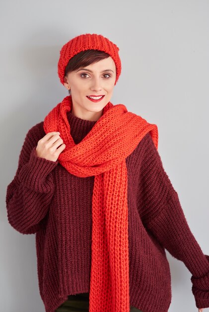 Jolie femme avec bonnet rouge et écharpe