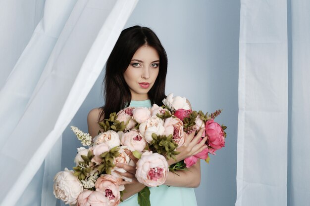 Jolie femme avec bouquet floral