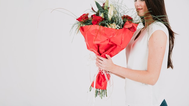 Photo gratuite jolie femme avec bouquet