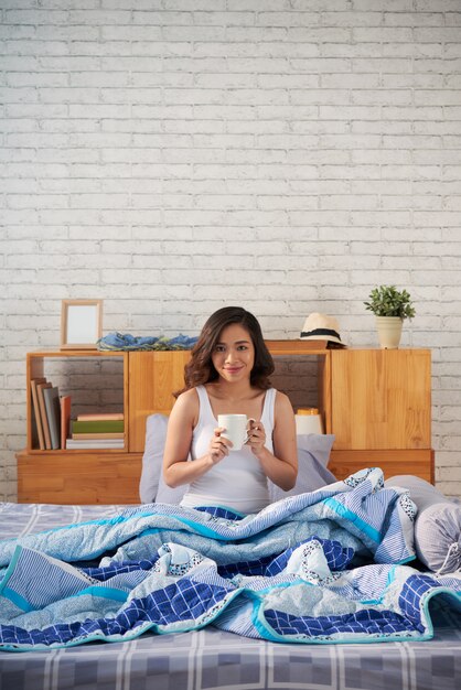 Jolie femme buvant du café