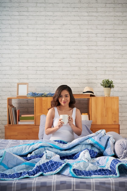 Jolie femme buvant du café