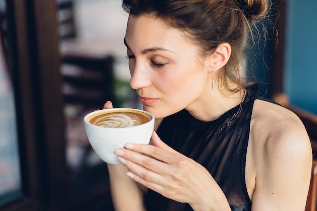 Jolie femme buvant du café