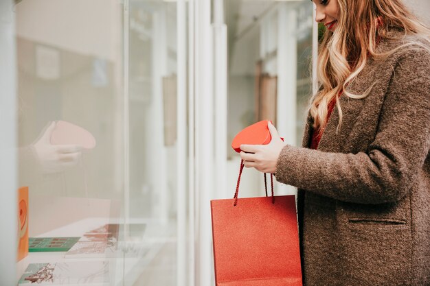 Jolie femme avec un cadeau à l&#39;affaire