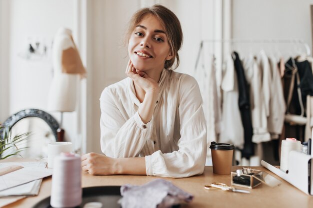 Jolie femme en chemise légère regardant devant