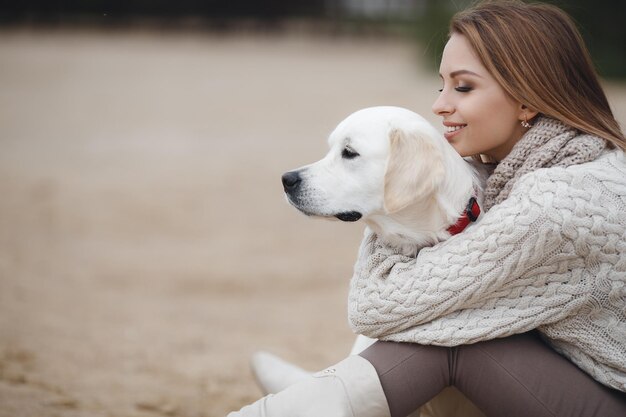 jolie femme avec un chien en plein air