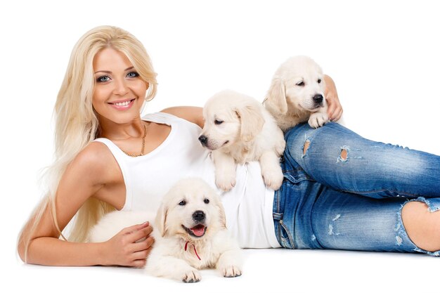 jolie femme avec des chiots à l'intérieur