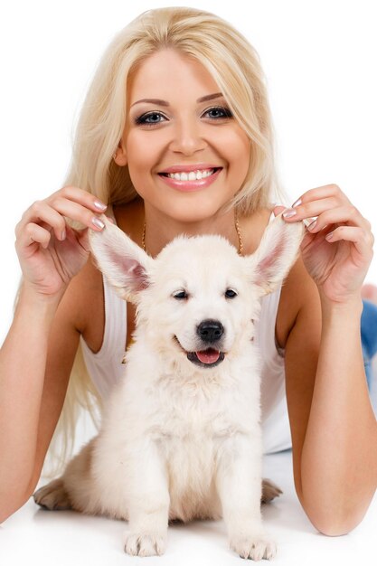 jolie femme avec des chiots à l'intérieur