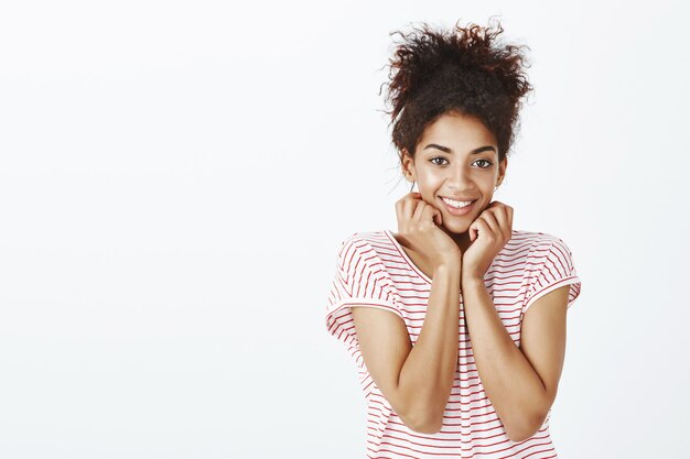 jolie femme avec une coiffure afro posant en studio