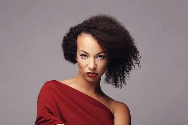 Jolie femme avec une coiffure afro