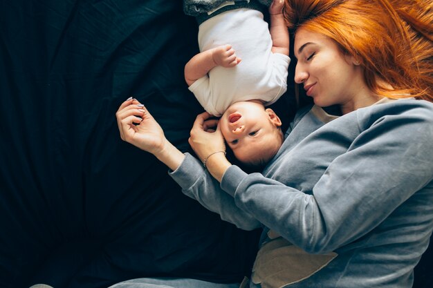 Jolie femme couchée avec son fils