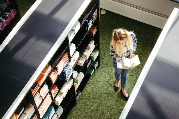 Jolie femme dans la bibliothèque