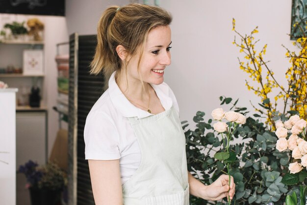 Jolie femme dans un magasin de fleurs