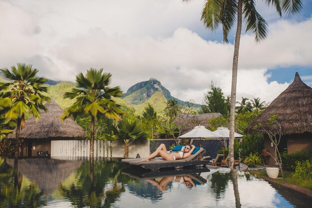 jolie femme dans la piscine de l'hôtel seychelles