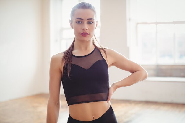 Jolie femme debout dans un studio de danse hip hop