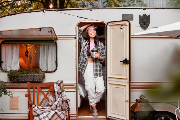 Jolie femme debout devant la camionnette