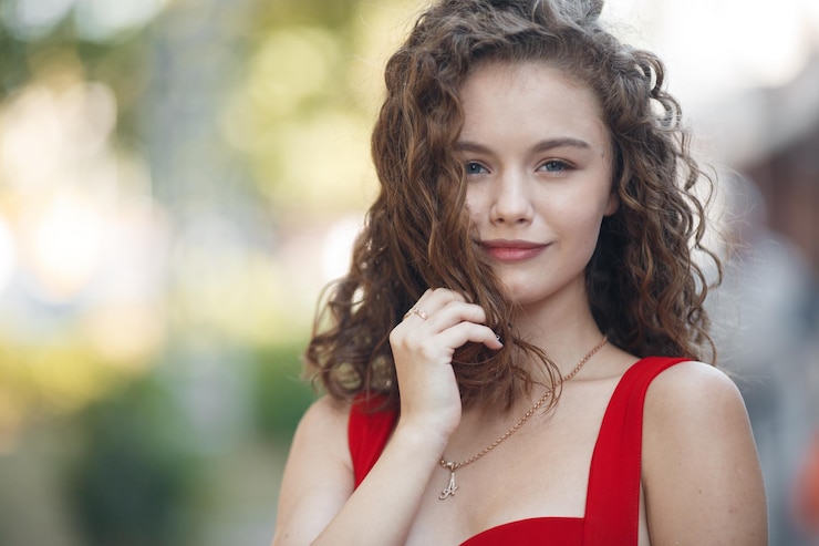 Photo gratuit jolie femme décontractée en plein air