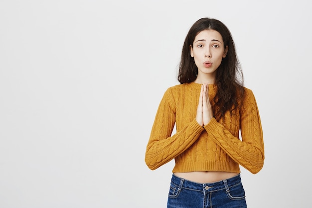 jolie femme demandant conseil, montrant un geste de plaidoyer