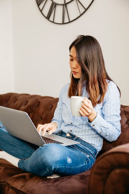 Jolie femme détente avec café et appareil