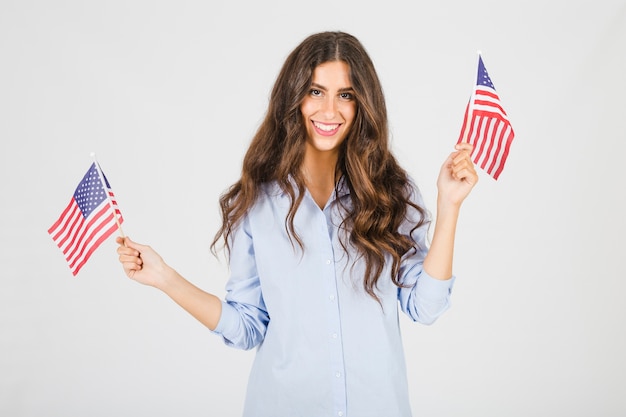 Jolie femme avec des drapeaux des États-Unis