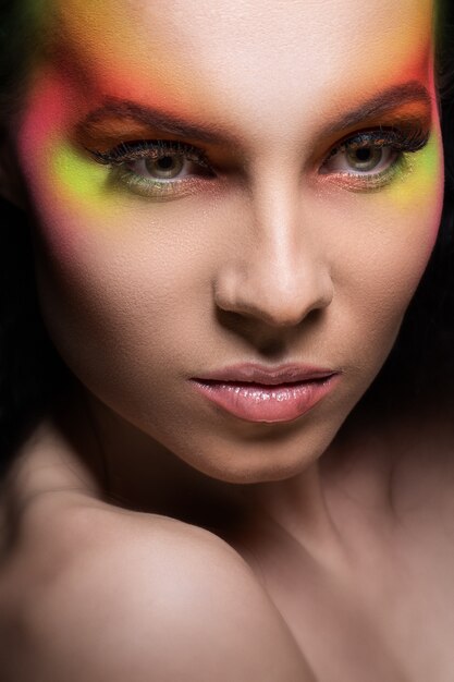 Jolie femme avec du maquillage coloré