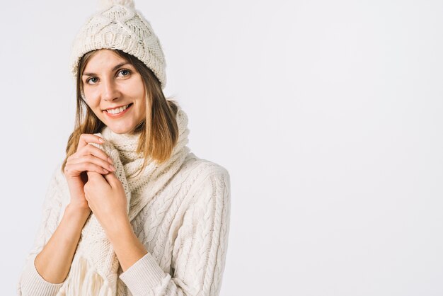 Jolie femme en écharpe et bonnet