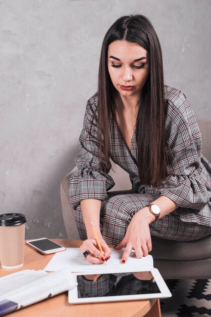 Jolie femme écrivant sur papier