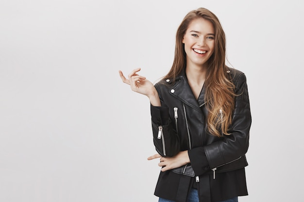 Jolie femme élégante en veste de cuir, souriant