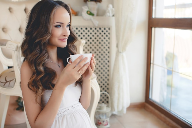 jolie femme enceinte à la maison